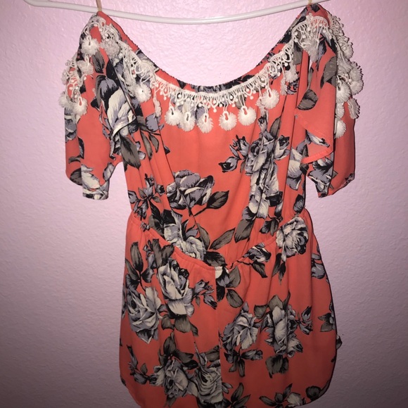 Off the shoulder floral romper - Picture 2 of 3